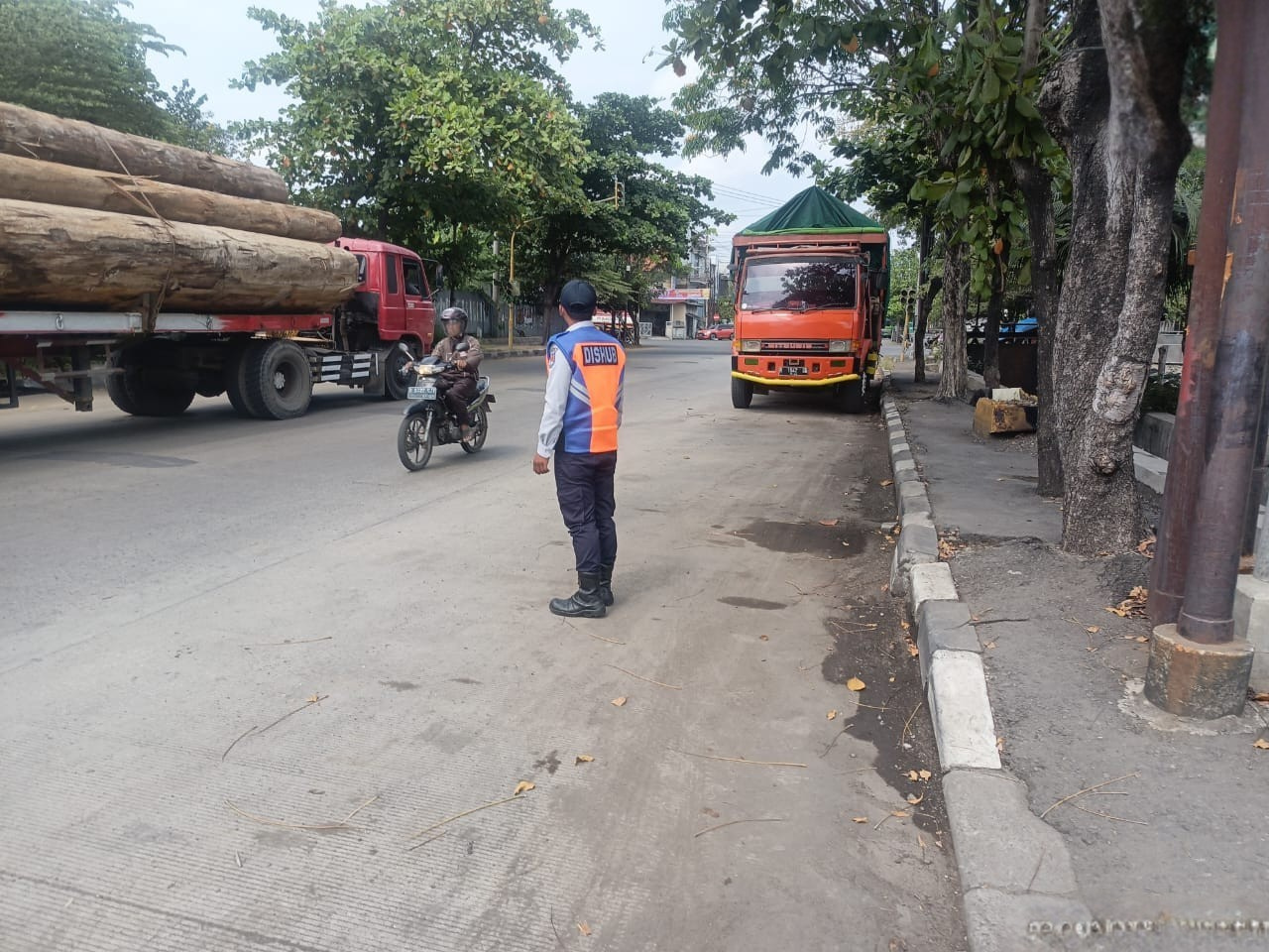 Dishub Kota Semarang Tertibkan Parkir Liar Truk di Jalan Ronggowarsito