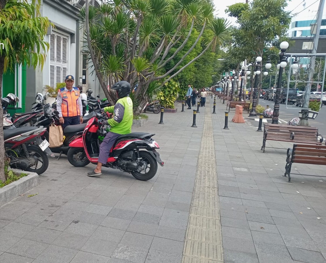 Parkir Sembarangan di Trotoar Masih Terjadi , Petugas Dishub Berikan Himbauan