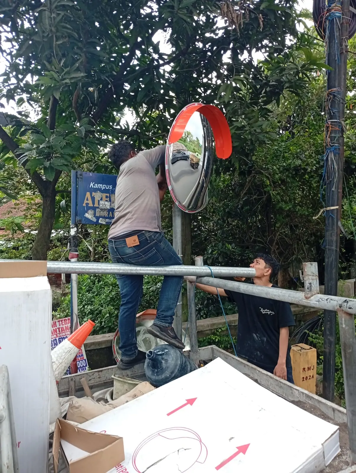 🚦 Respons Aduan Warga, Dishub Semarang Pasang Cermin Tikungan di Tanjakan Ekstrem Jatidiri dan Kendeng