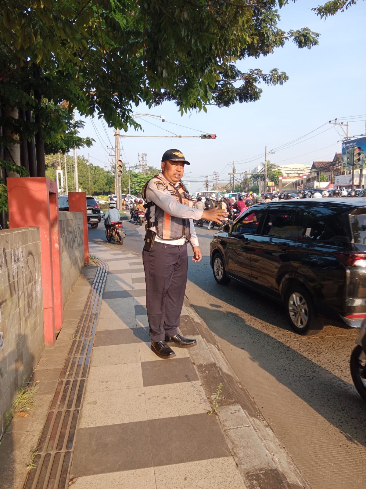 🚛 Jaga Kelancaran Pagi, Dishub Semarang Tertibkan Truk Besar di Simpang Jrakah